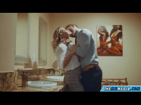 ❤️ Quando una bionda formosa ti seduce in un bagno pubblico Video di sesso al it.np64.ru